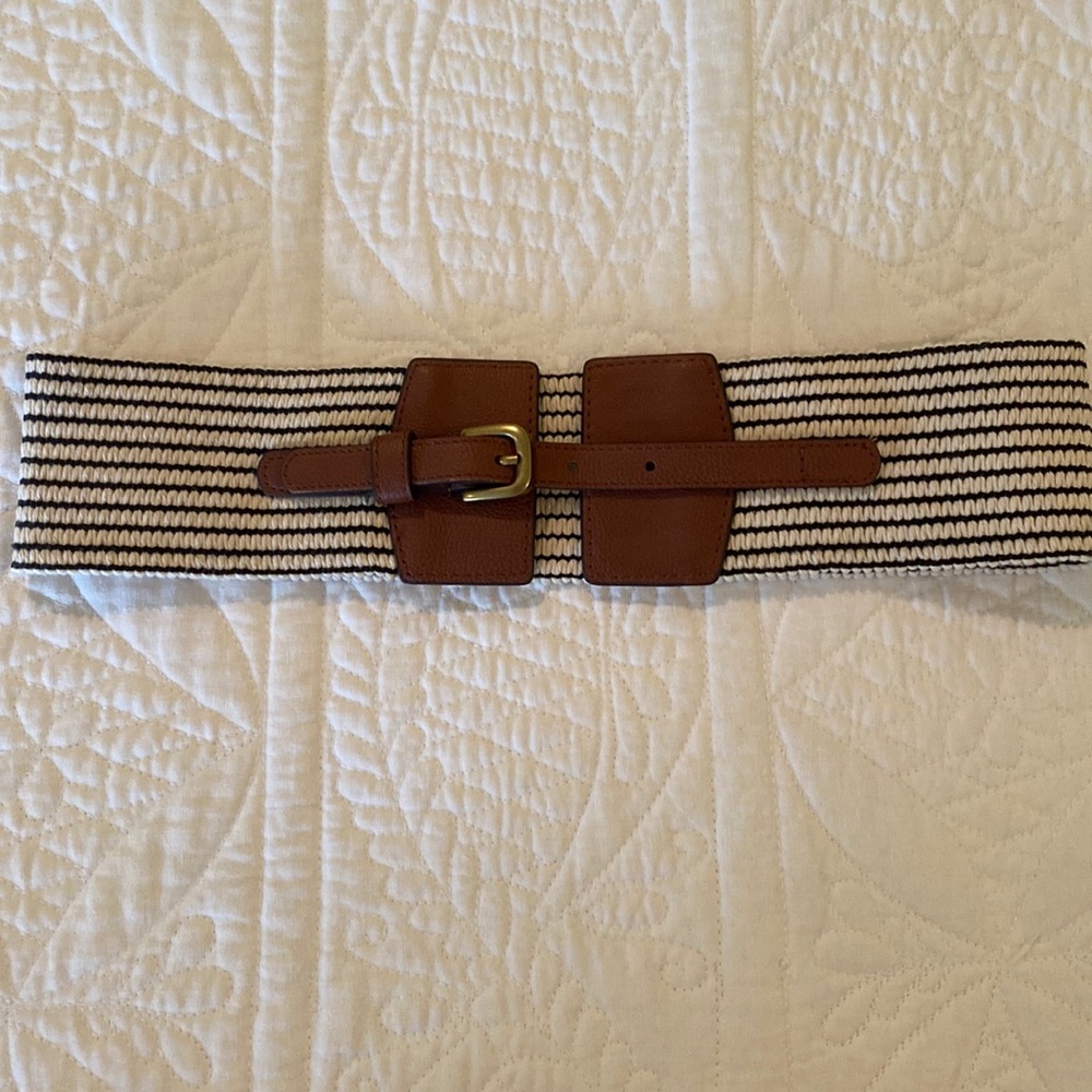 Stretch belt from Loft. Faux leather buckle. New without tag. Never been worn